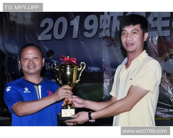 与足球明星共舞绿茵场的奇妙旅程与心灵碰撞